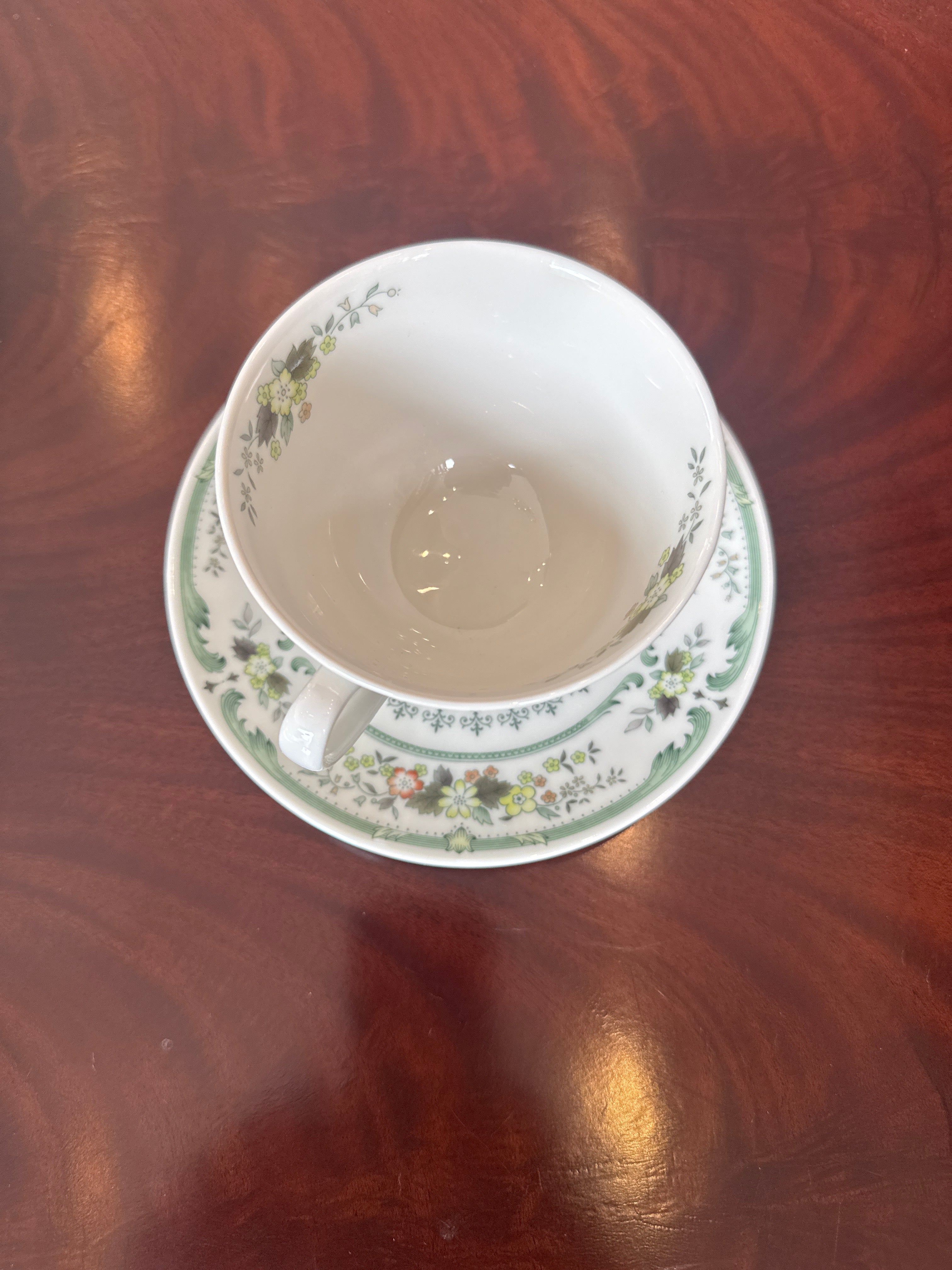 Vaisselle Royal Doulton « Provençal » — Service pour 18