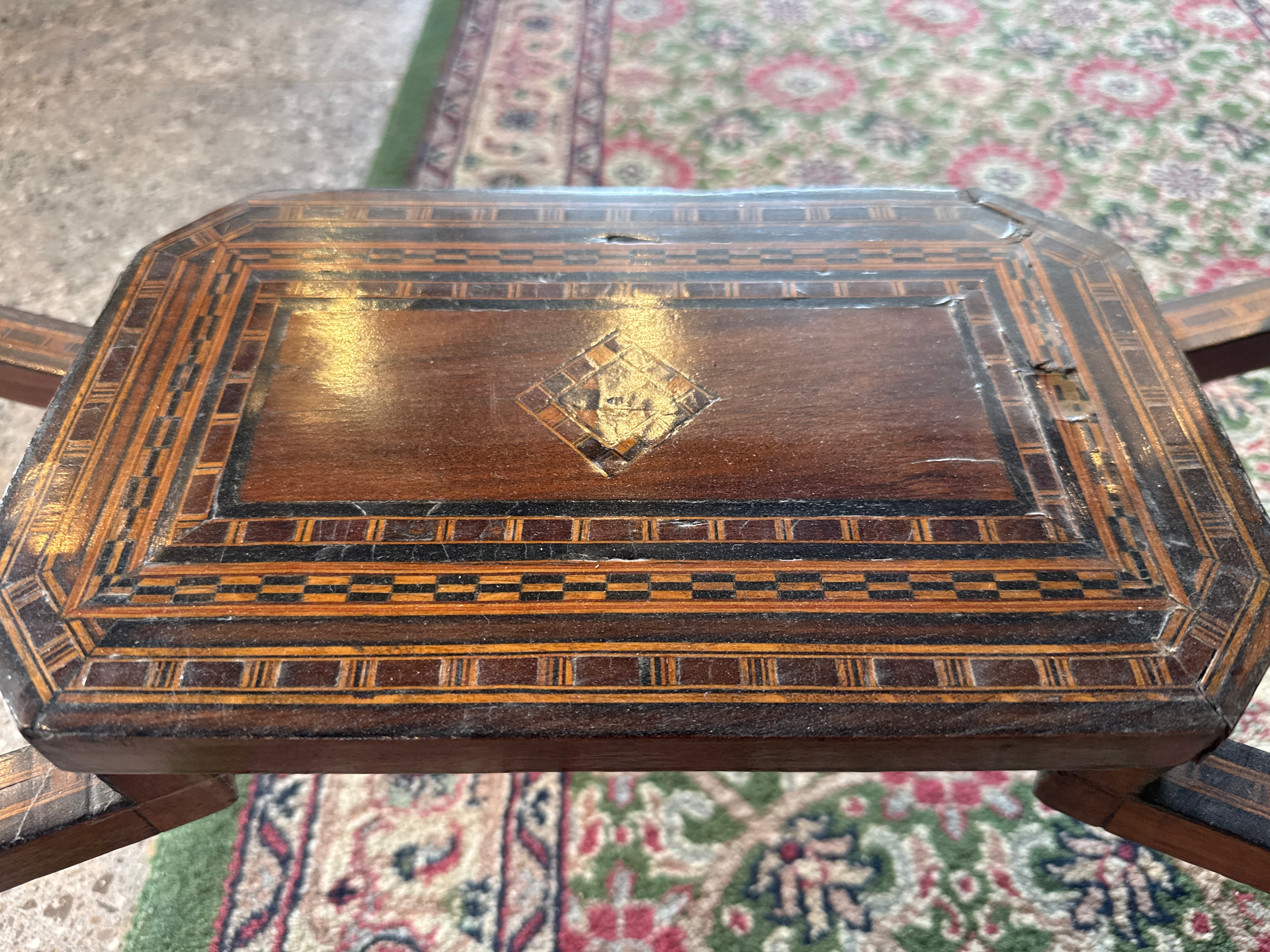 Table de jeux marquetée de Damas ancienne
