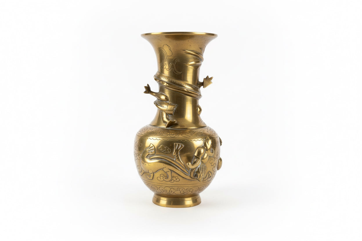 Vase chinois ancien en laiton avec dragon. La tête du dragon supérieur est manquante.