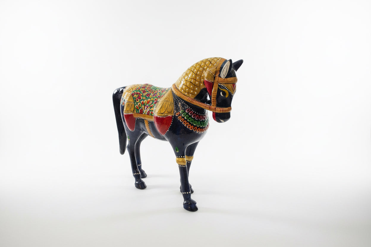 Statue de cheval vintage en métal. Sculpture artisanale en pierre avec peinture Meenakari en relief.