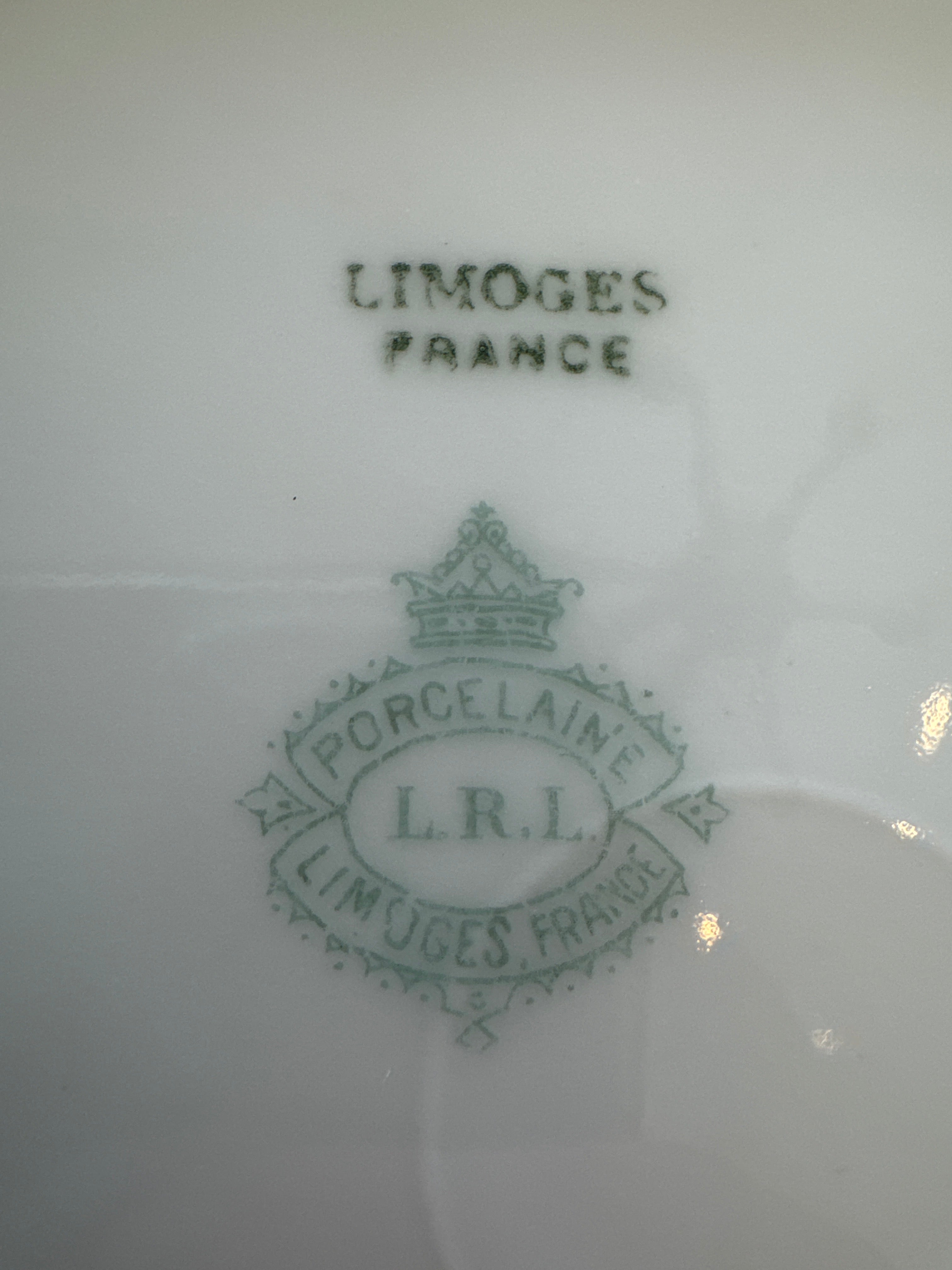 Plat de présentation et 6 assiettes à poisson anciens en porcelaine de Limoges, peints à la main
