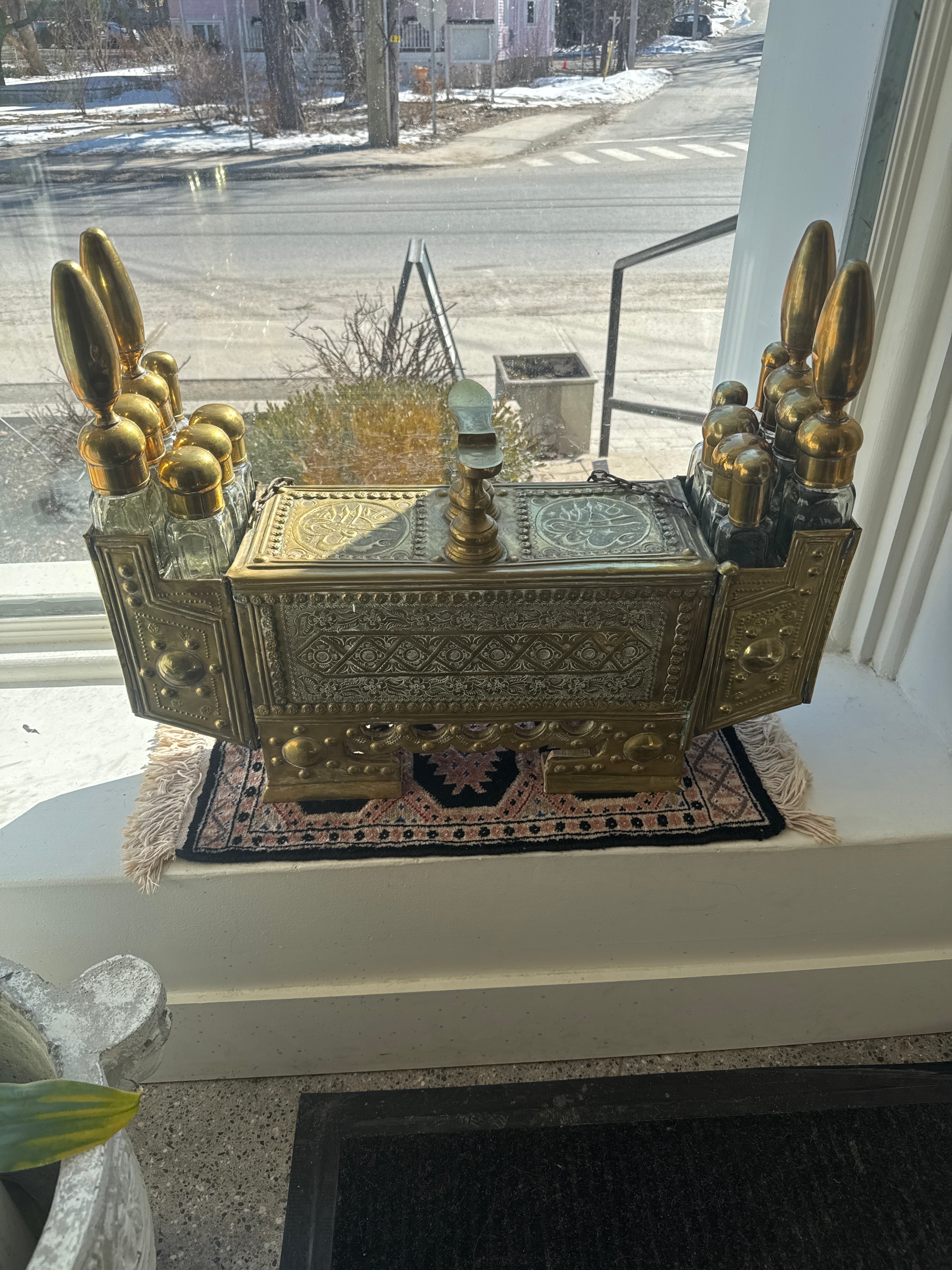 Présentoir décoratif pour cireur de chaussures en laiton repoussé turc du XIXe siècle