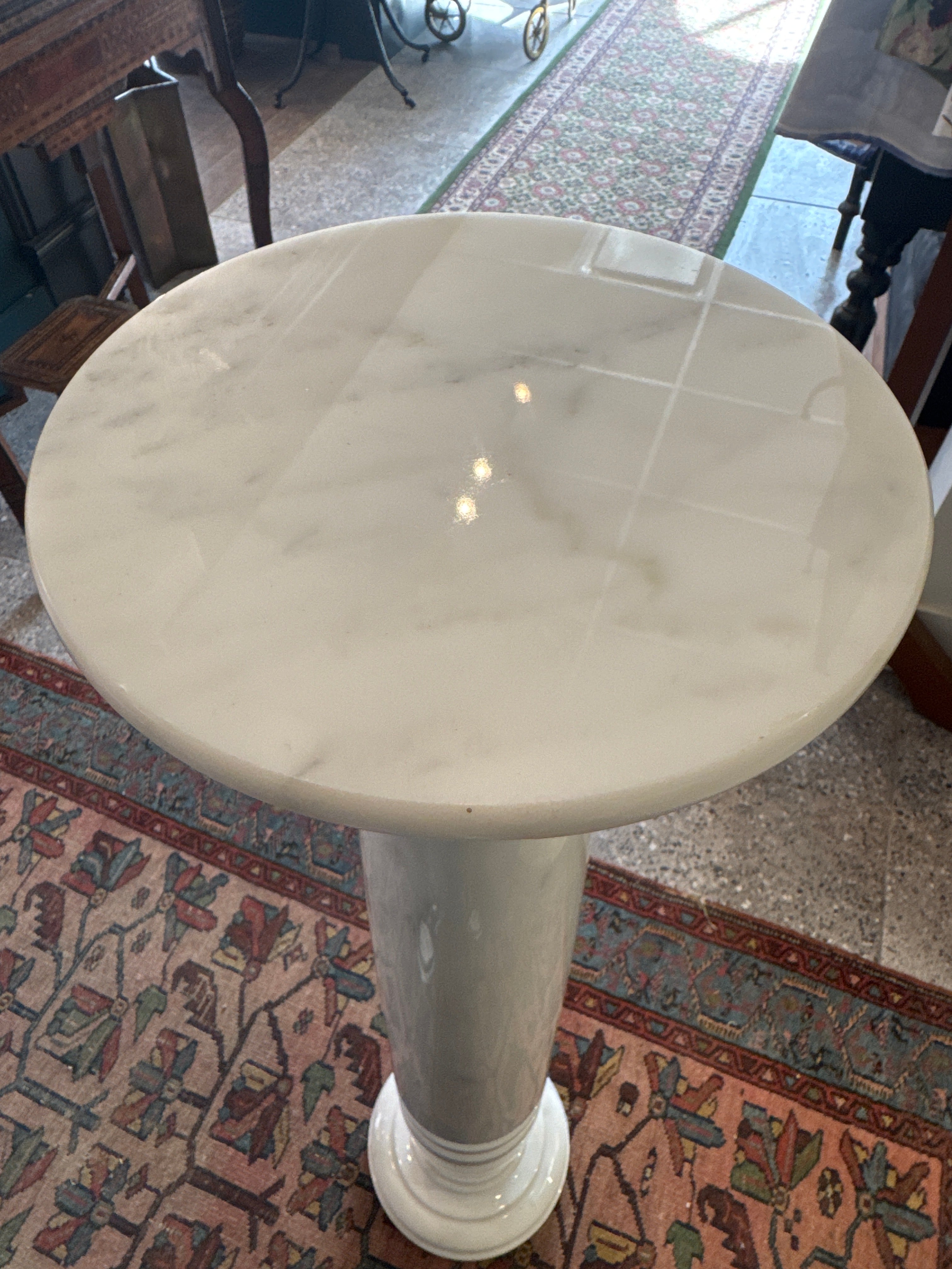 Piédestal en marbre vintage, blanc avec des veines grises