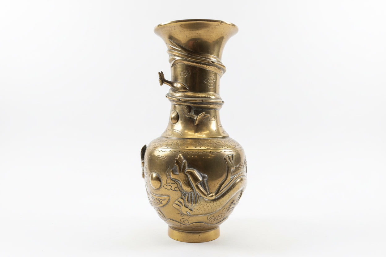 Vase chinois ancien en laiton avec dragon. La tête du dragon supérieur est manquante.
