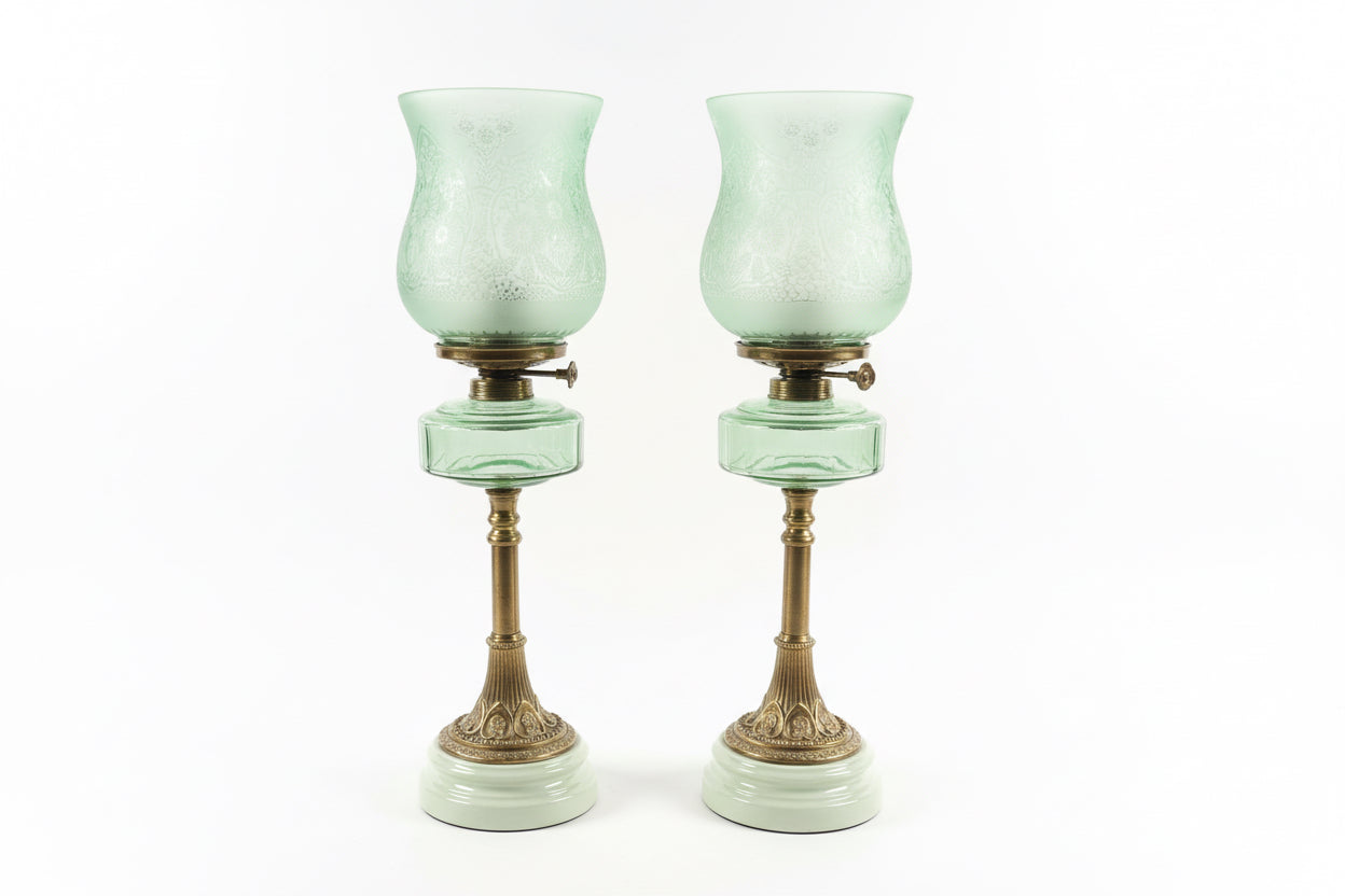 Ancienne lampe à pétrole en laiton du XIXe siècle, convertie en lampe électrique, globes signés Sherwood Birmingham (vendue par paire)
