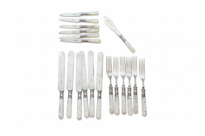 Service de couverts en nacre pour six