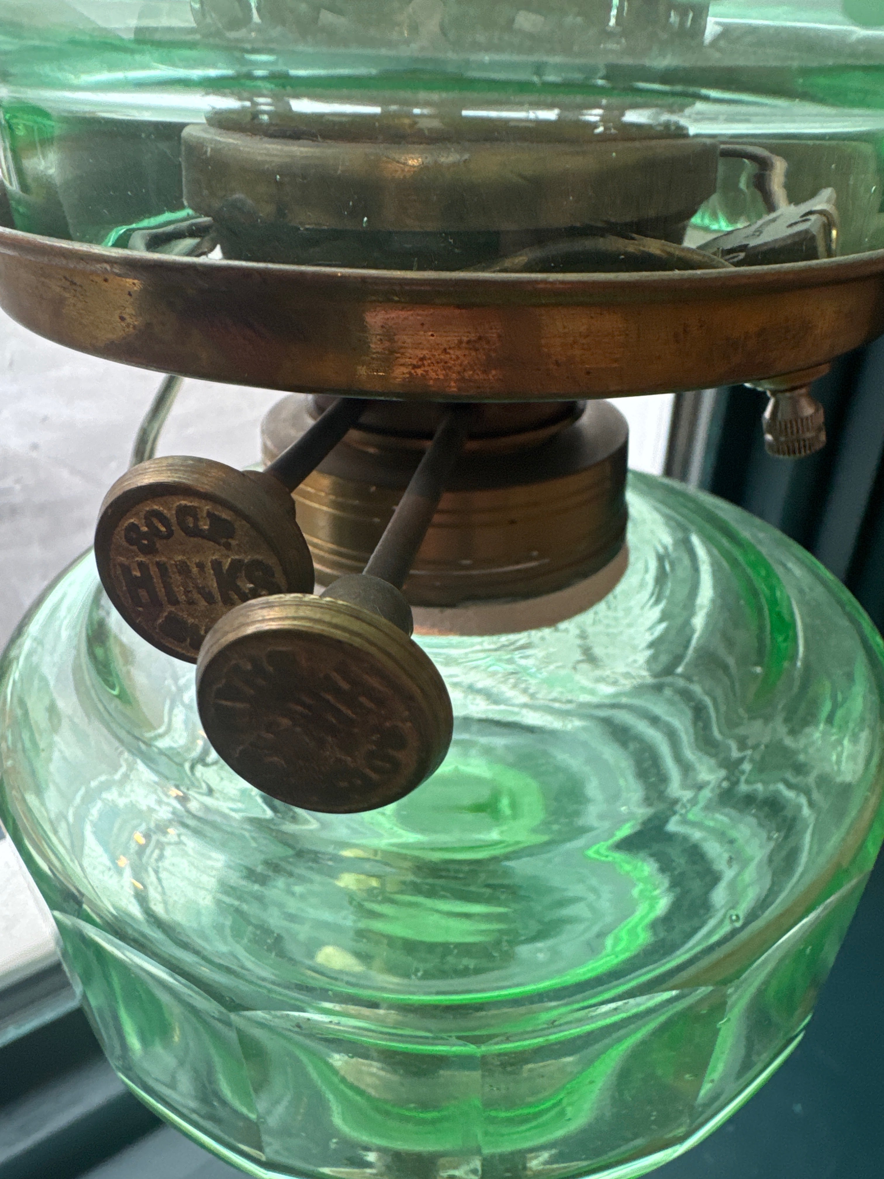 Ancienne lampe à pétrole en laiton du XIXe siècle, convertie en lampe électrique, globes signés Sherwood Birmingham (vendue par paire)