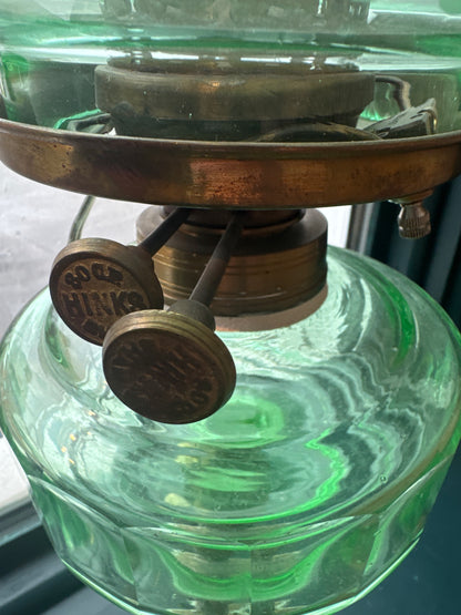Ancienne lampe à pétrole en laiton du XIXe siècle, convertie en lampe électrique, globes signés Sherwood Birmingham (vendue par paire)