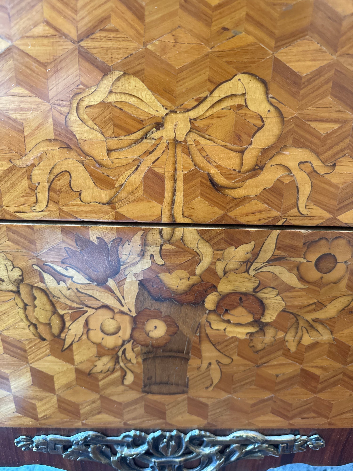 Commode marquetée de style Louis XV