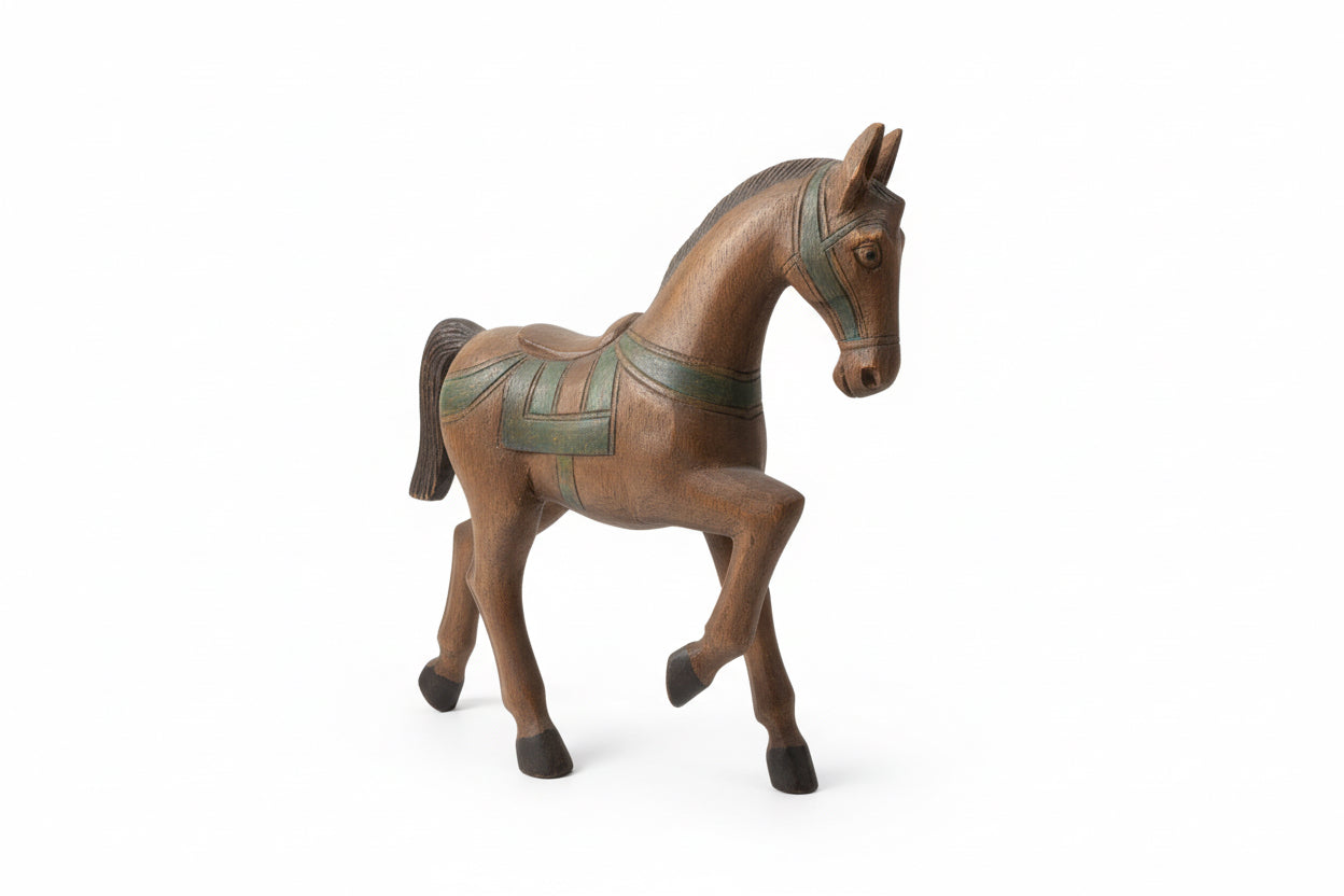 Figurine de cheval vintage en bois sculpté main. Signée sous le ventre.