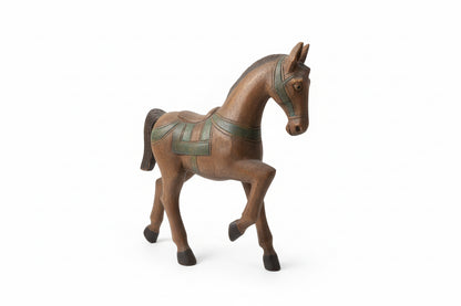 Figurine de cheval vintage en bois sculpté main. Signée sous le ventre.