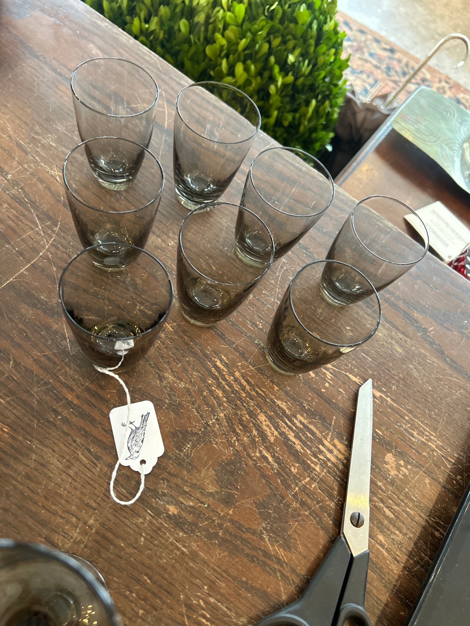 Lot de huit petits verres fumés