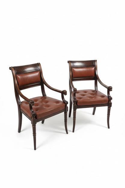 Paire de chaises Régence en cuir à têtes de dragon/lion