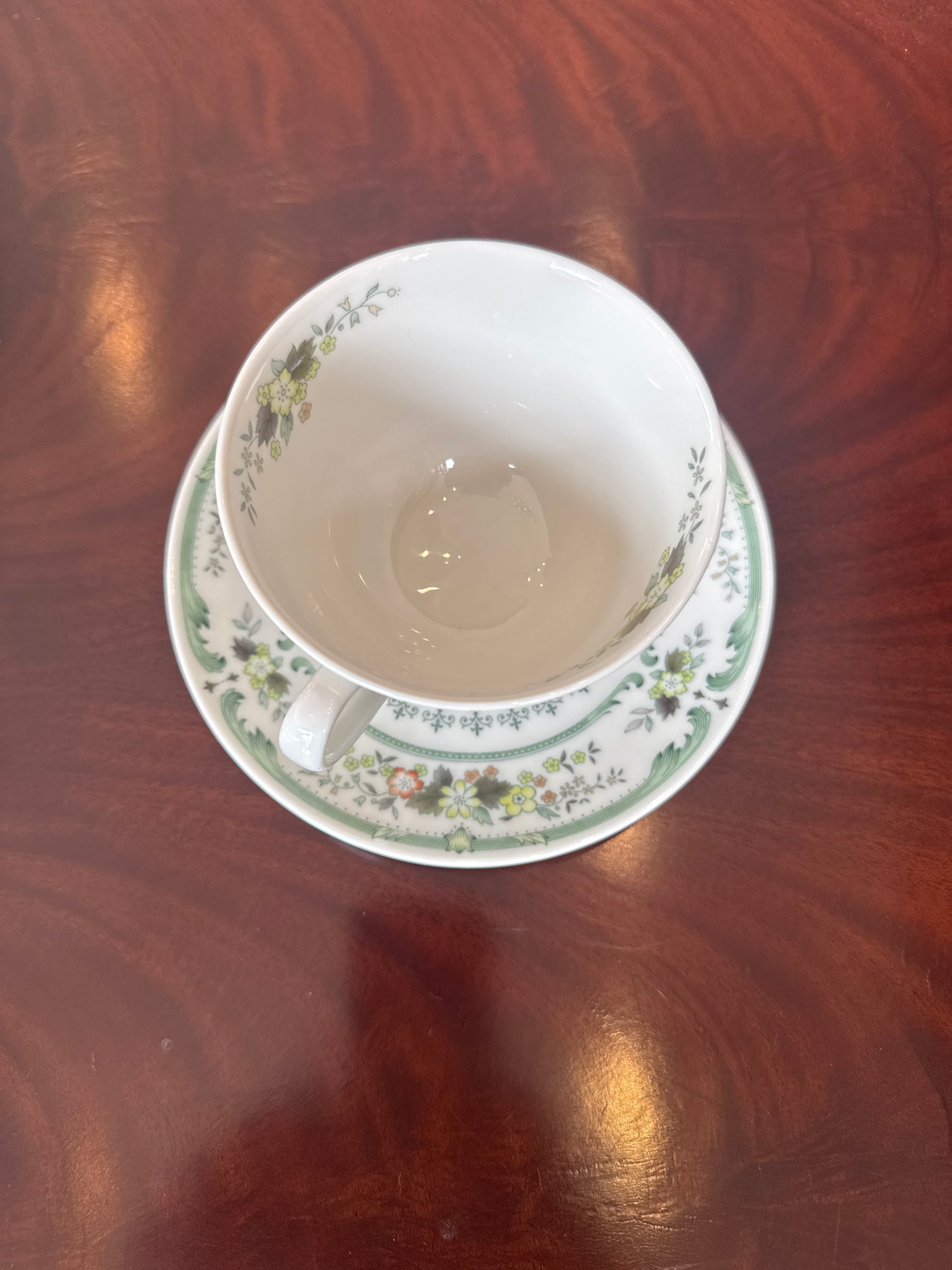 Vaisselle Royal Doulton « Provençal » — Service pour 18