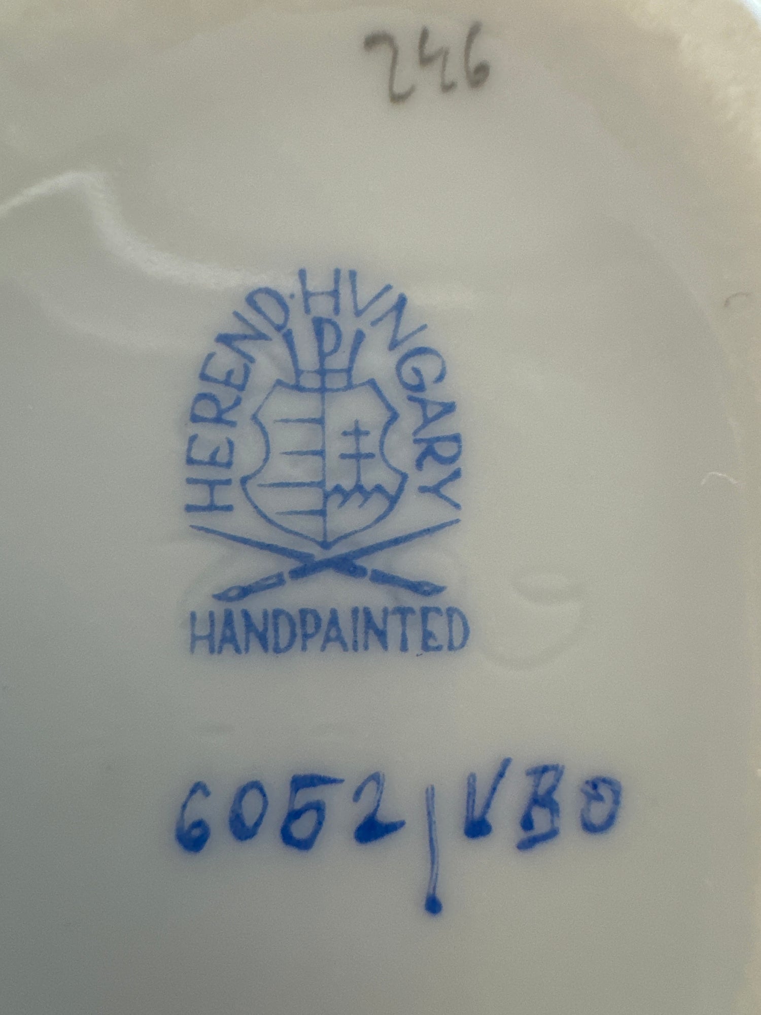 Œuf en porcelaine Herend motif Reine Victoria