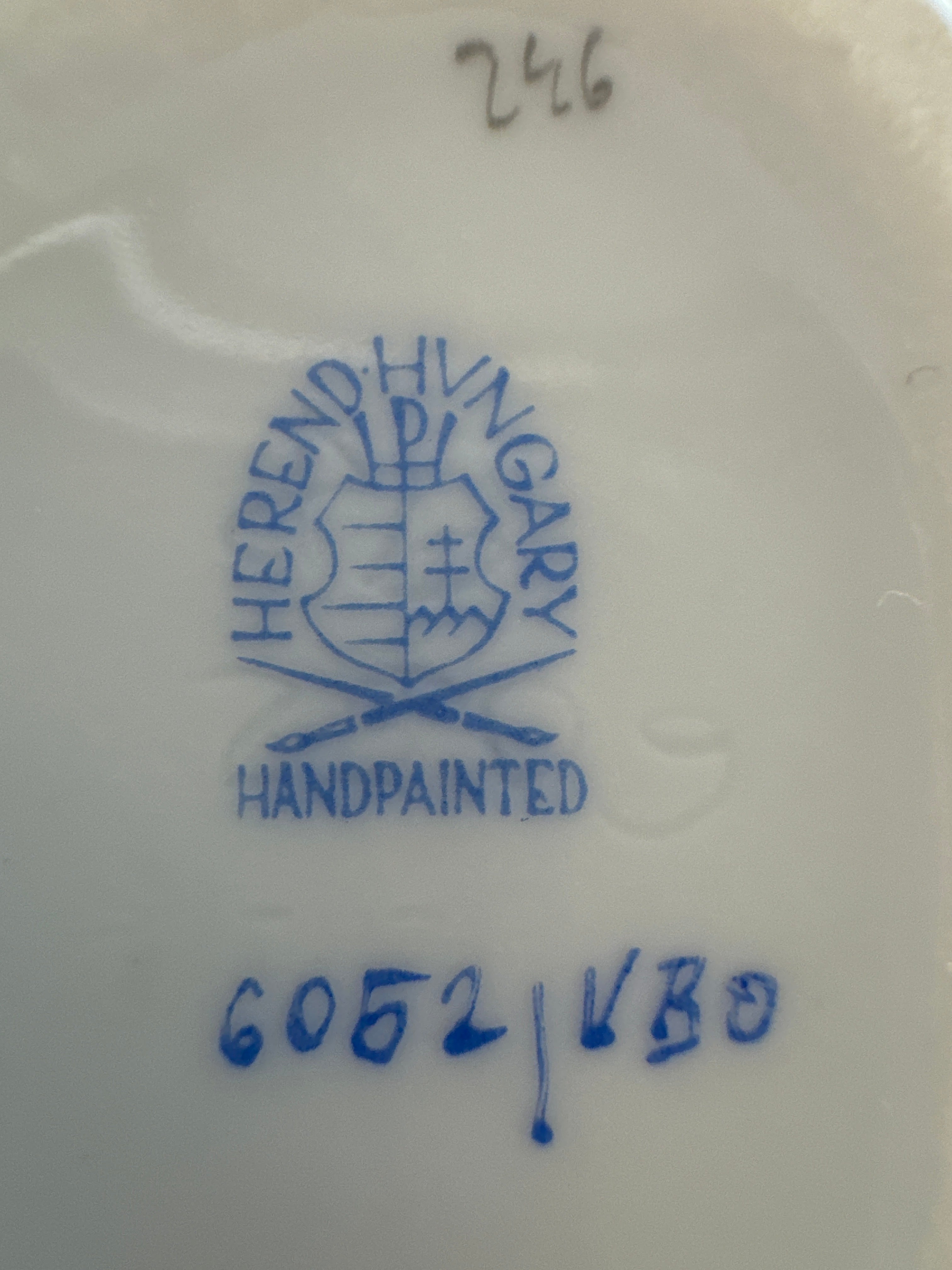 Œuf en porcelaine Herend motif Reine Victoria