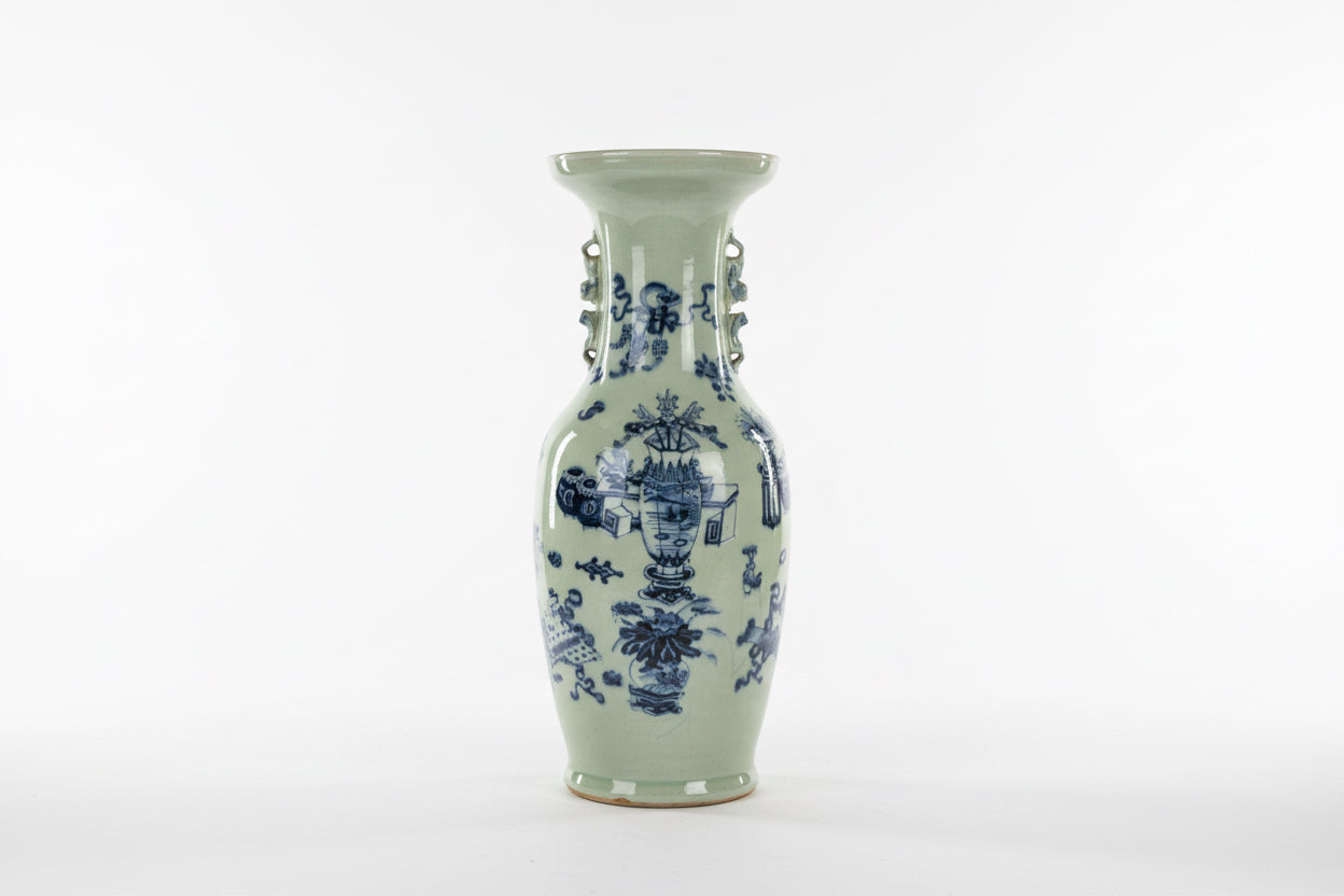 Paire de vases chinois anciens en porcelaine bleu et blanc à fond céladon à décor d&