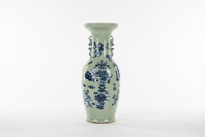 Paire de vases chinois anciens en porcelaine bleu et blanc à fond céladon à décor d&