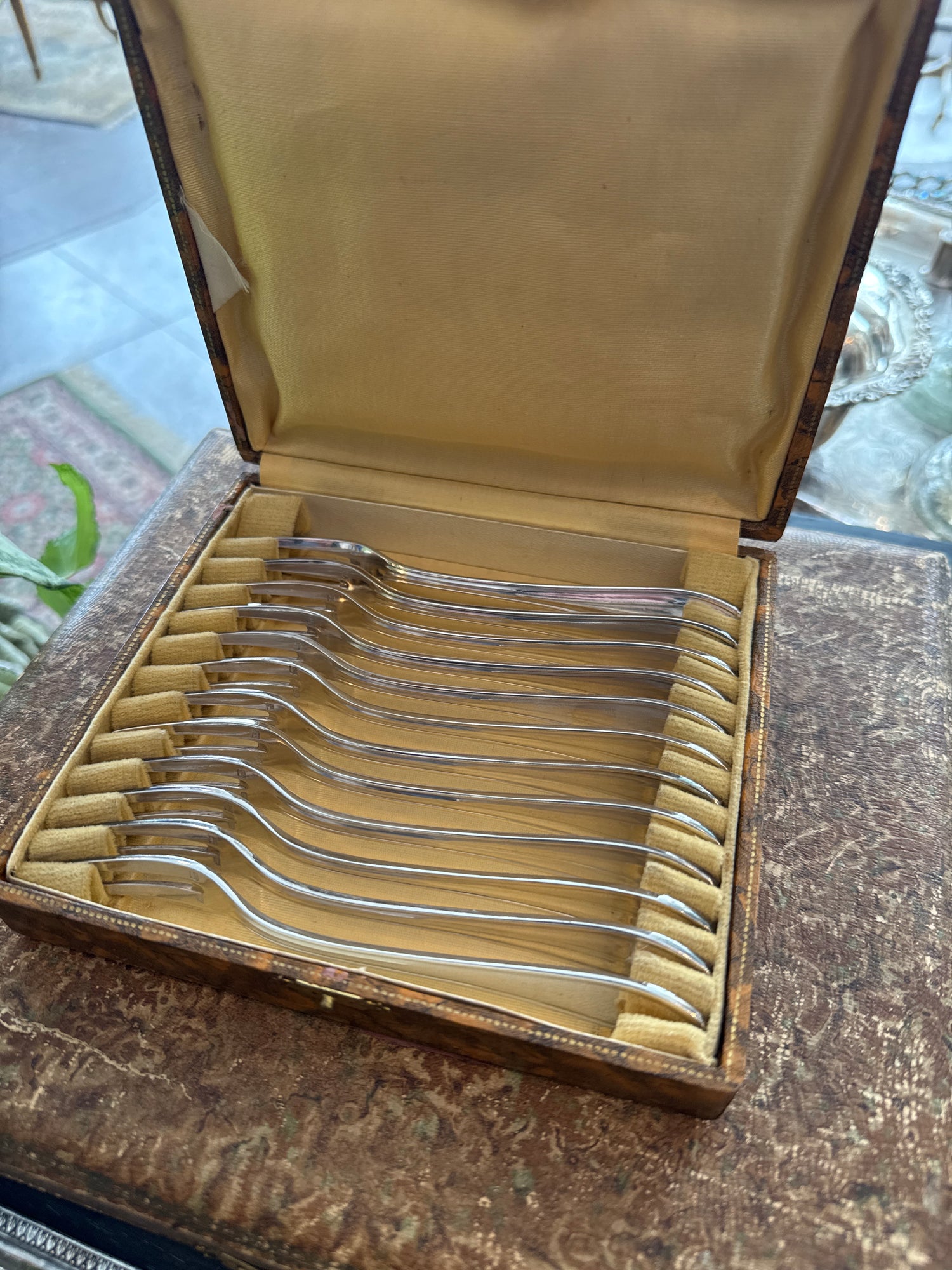 Lot antique de 12 fourchettes à escargots