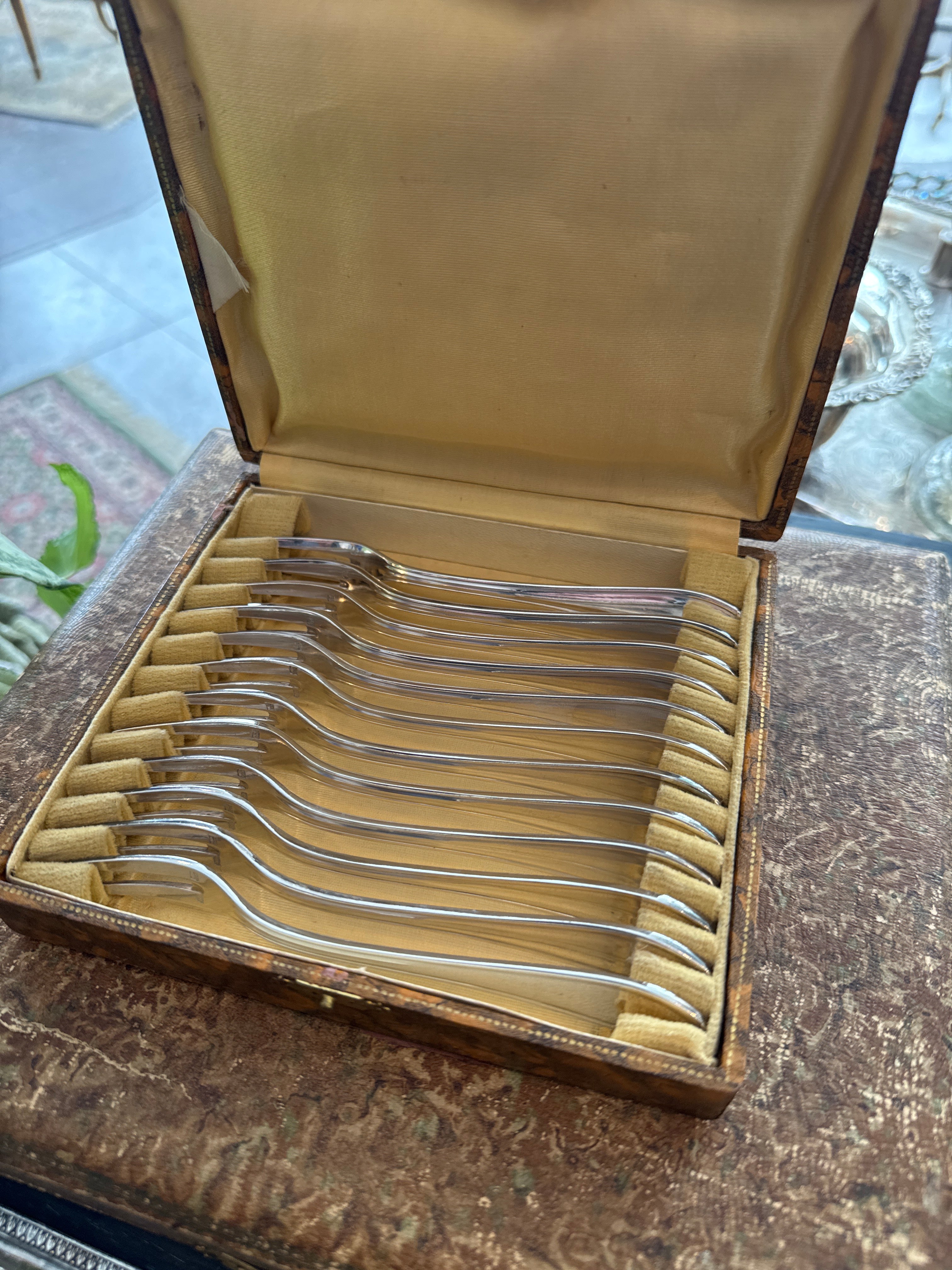 Lot antique de 12 fourchettes à escargots