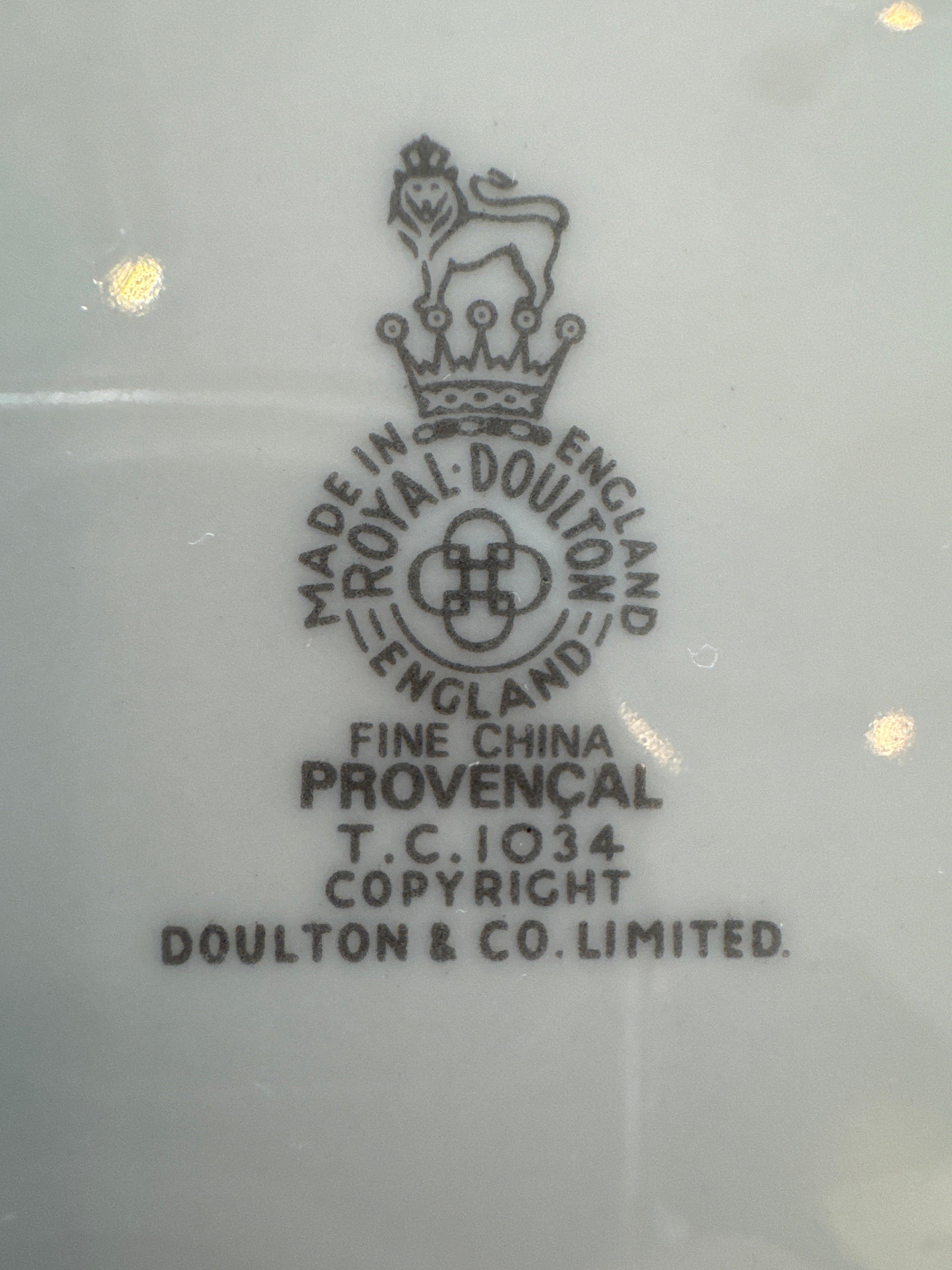 Vaisselle Royal Doulton « Provençal » — Service pour 18