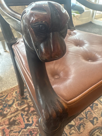 Paire de chaises Régence en cuir à têtes de dragon/lion