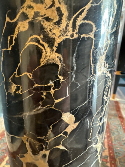 Piédestal vintage en marbre, noir avec des veines blanches