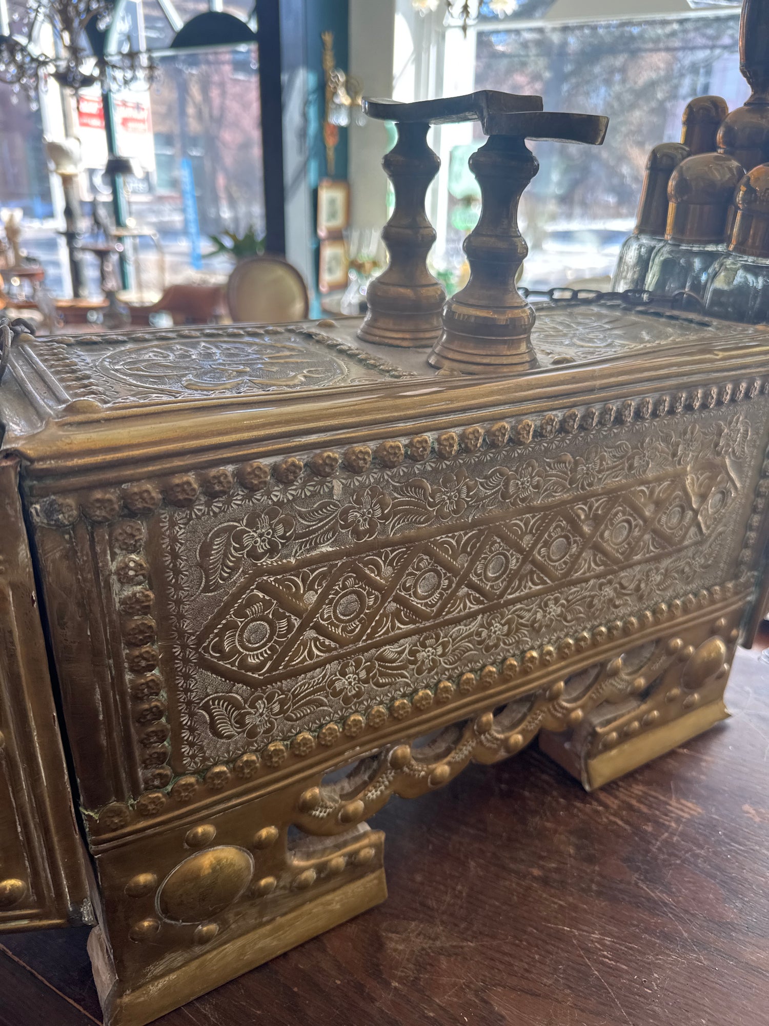 Présentoir décoratif pour cireur de chaussures en laiton repoussé turc du XIXe siècle