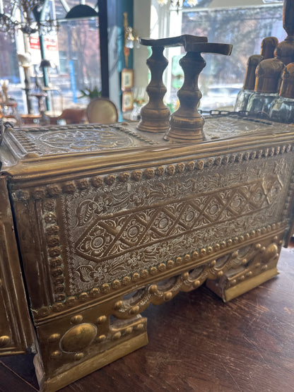 Présentoir décoratif pour cireur de chaussures en laiton repoussé turc du XIXe siècle