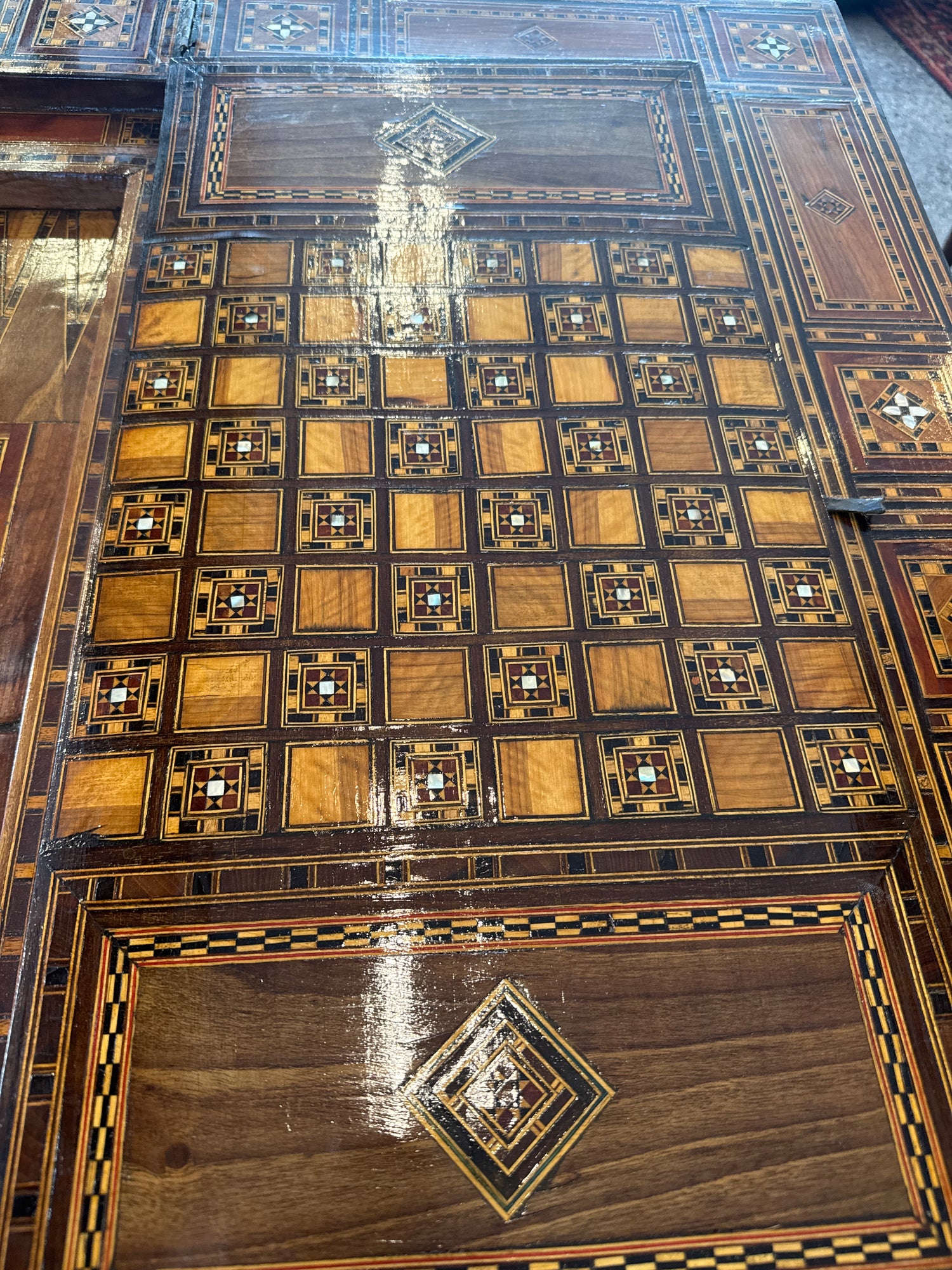 Table de jeux marquetée de Damas ancienne
