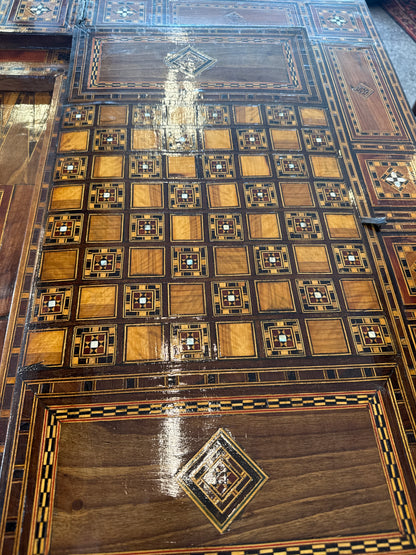 Table de jeux marquetée de Damas ancienne