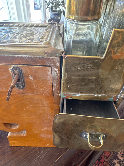Présentoir décoratif pour cireur de chaussures en laiton repoussé turc du XIXe siècle