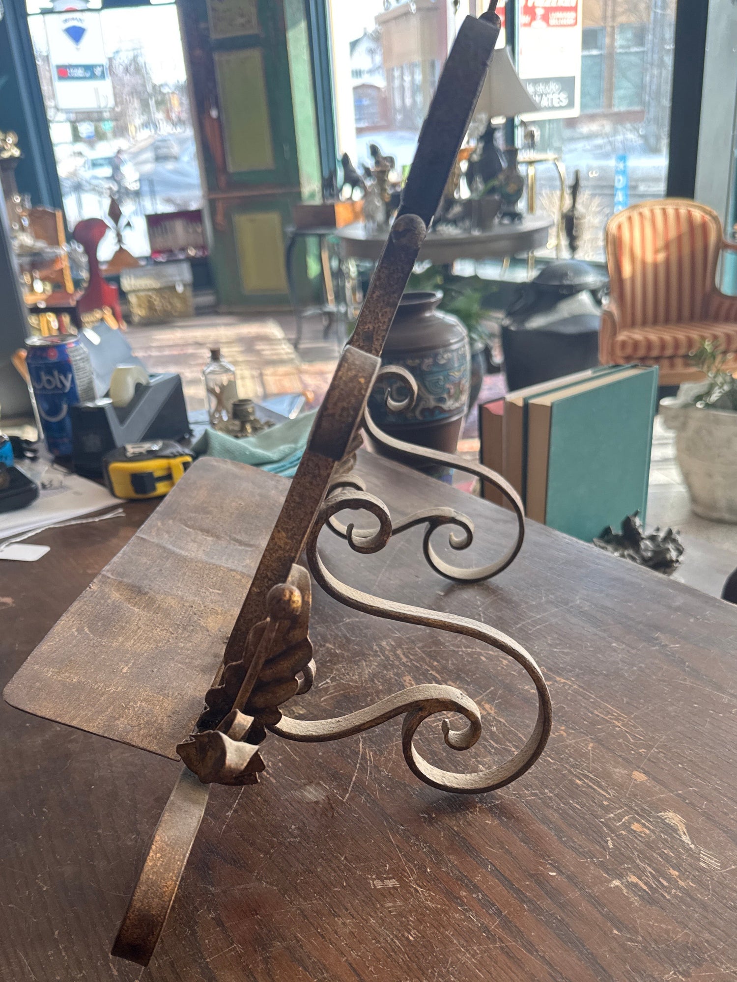 Présentoir / support de lyre vintage en fer peint doré