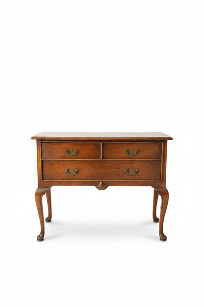 Commode basse de style Queen Anne