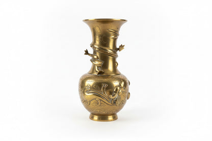 Vase chinois ancien en laiton avec dragon. La tête du dragon supérieur est manquante.