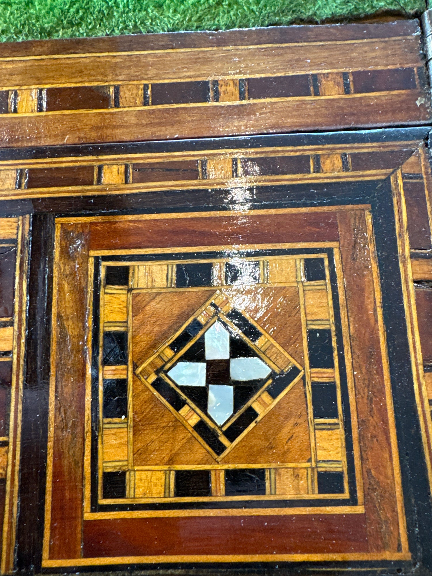Table de jeux marquetée de Damas ancienne