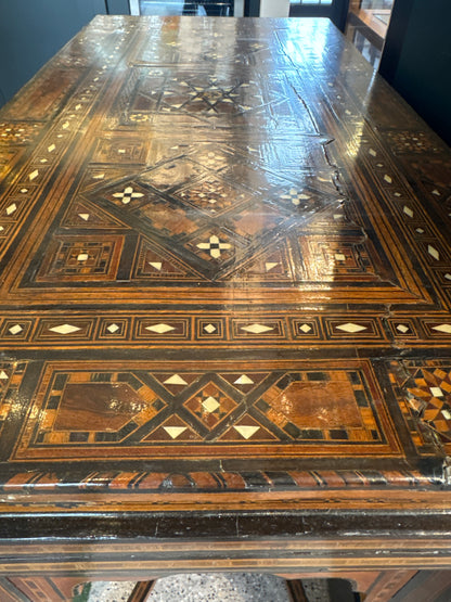 Table de jeux marquetée de Damas ancienne