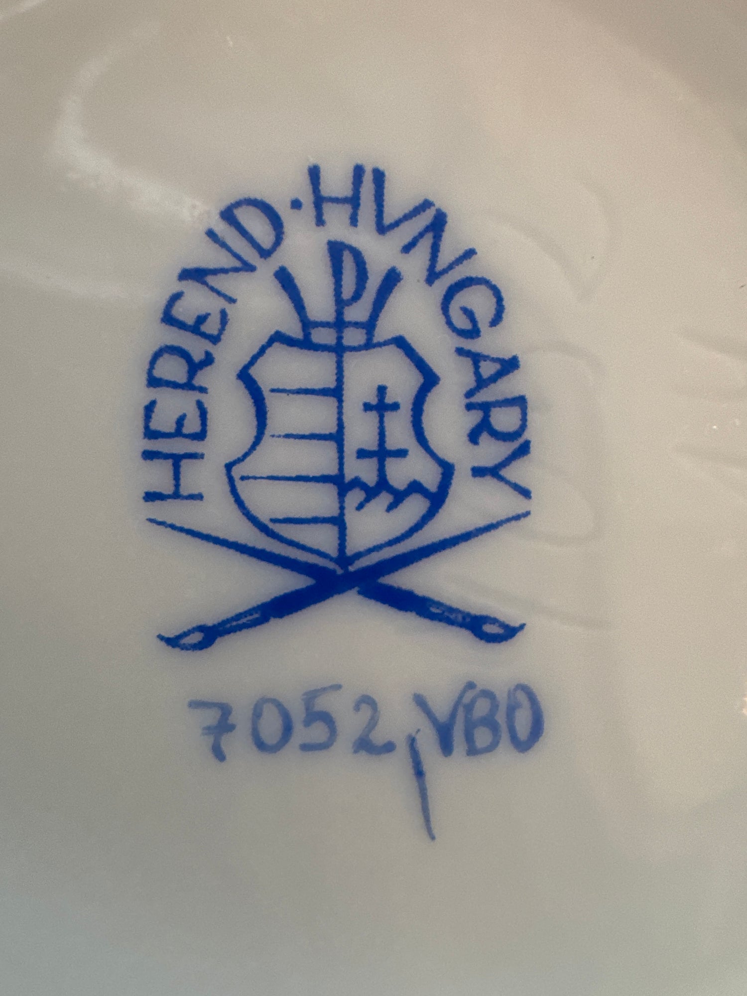 Vase soliflore en porcelaine Herend Reine Victoria peint à la main