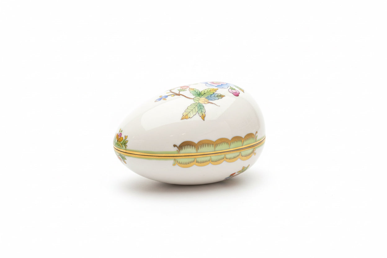 Œuf en porcelaine Herend motif Reine Victoria
