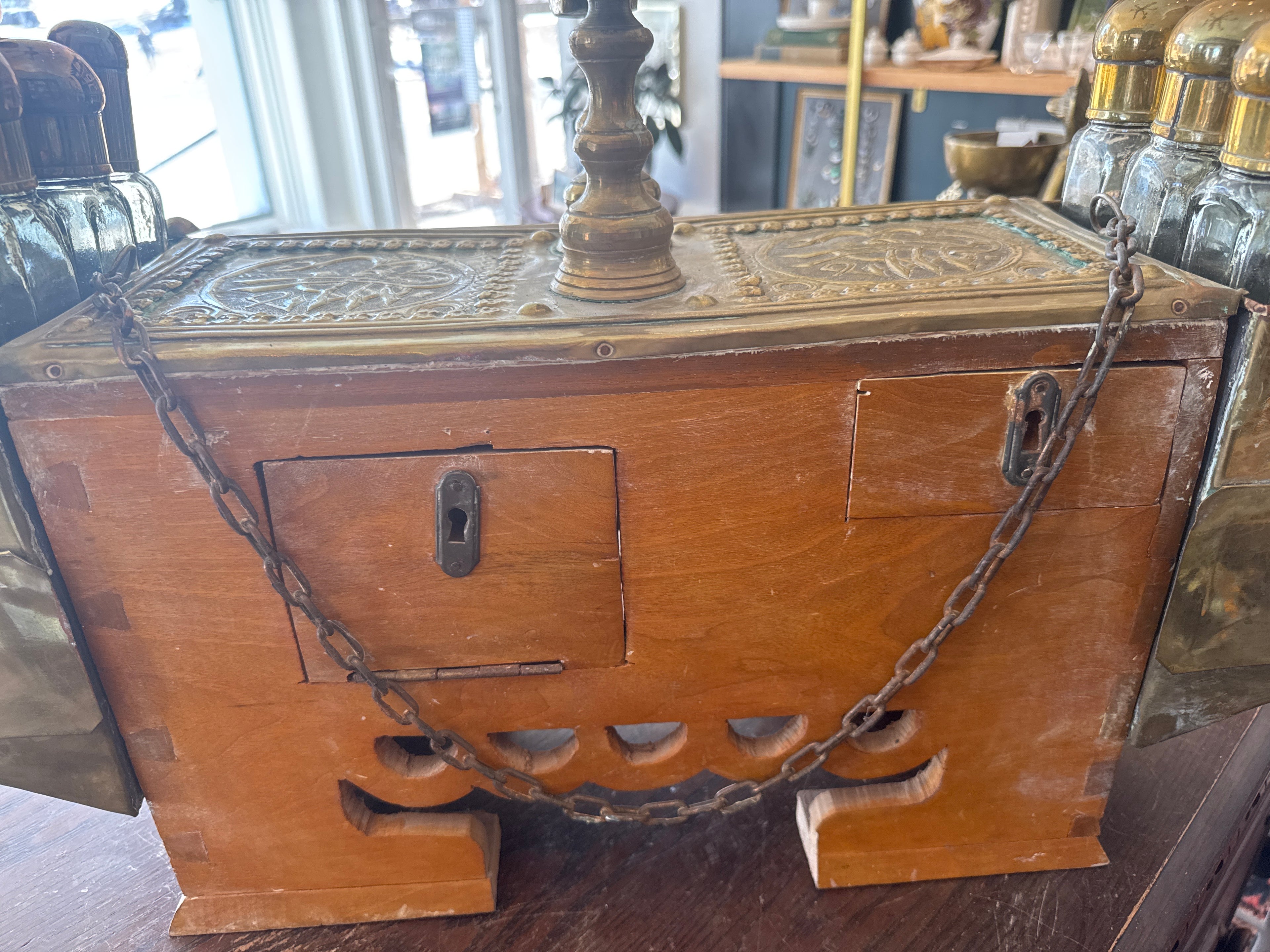 Présentoir décoratif pour cireur de chaussures en laiton repoussé turc du XIXe siècle