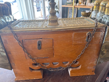 Présentoir décoratif pour cireur de chaussures en laiton repoussé turc du XIXe siècle
