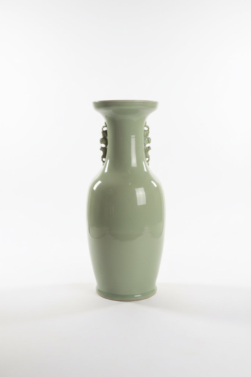 Paire de vases chinois anciens en porcelaine bleu et blanc à fond céladon à décor d&