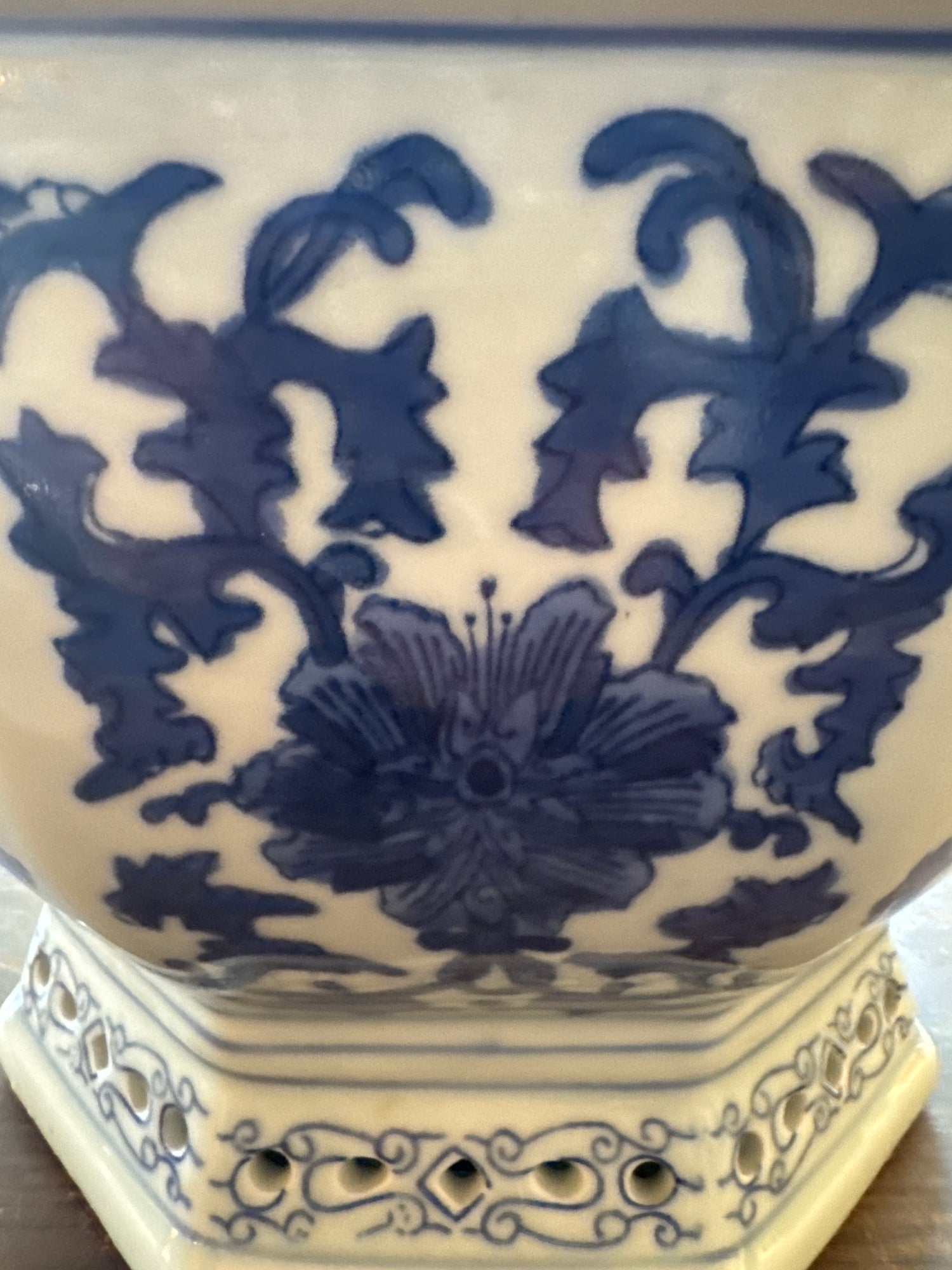 Jardinière hexagonale ancienne en céramique bleue et blanche de style chinoiserie. Imprimé floral.