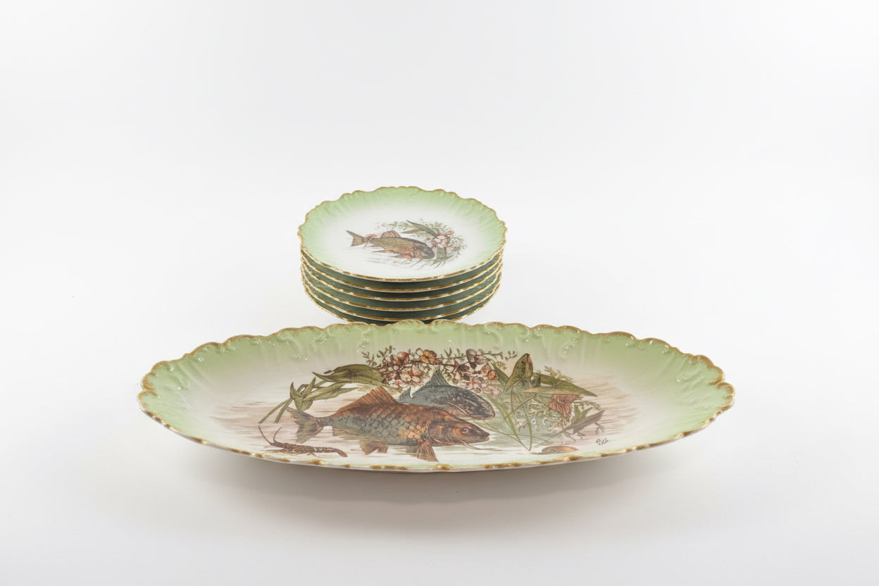 Plat de présentation et 6 assiettes à poisson anciens en porcelaine de Limoges, peints à la main