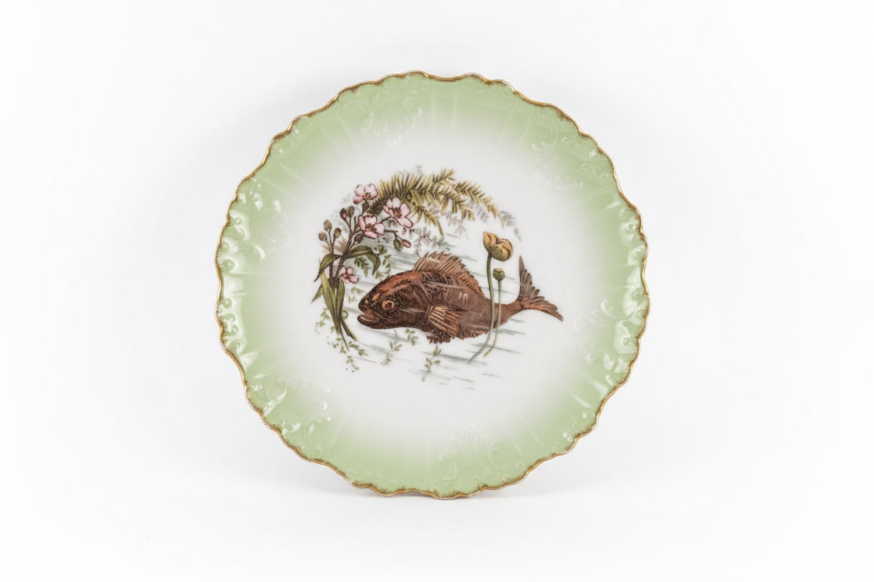 Plat de présentation et 6 assiettes à poisson anciens en porcelaine de Limoges, peints à la main