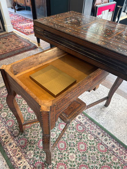 Table de jeux marquetée de Damas ancienne