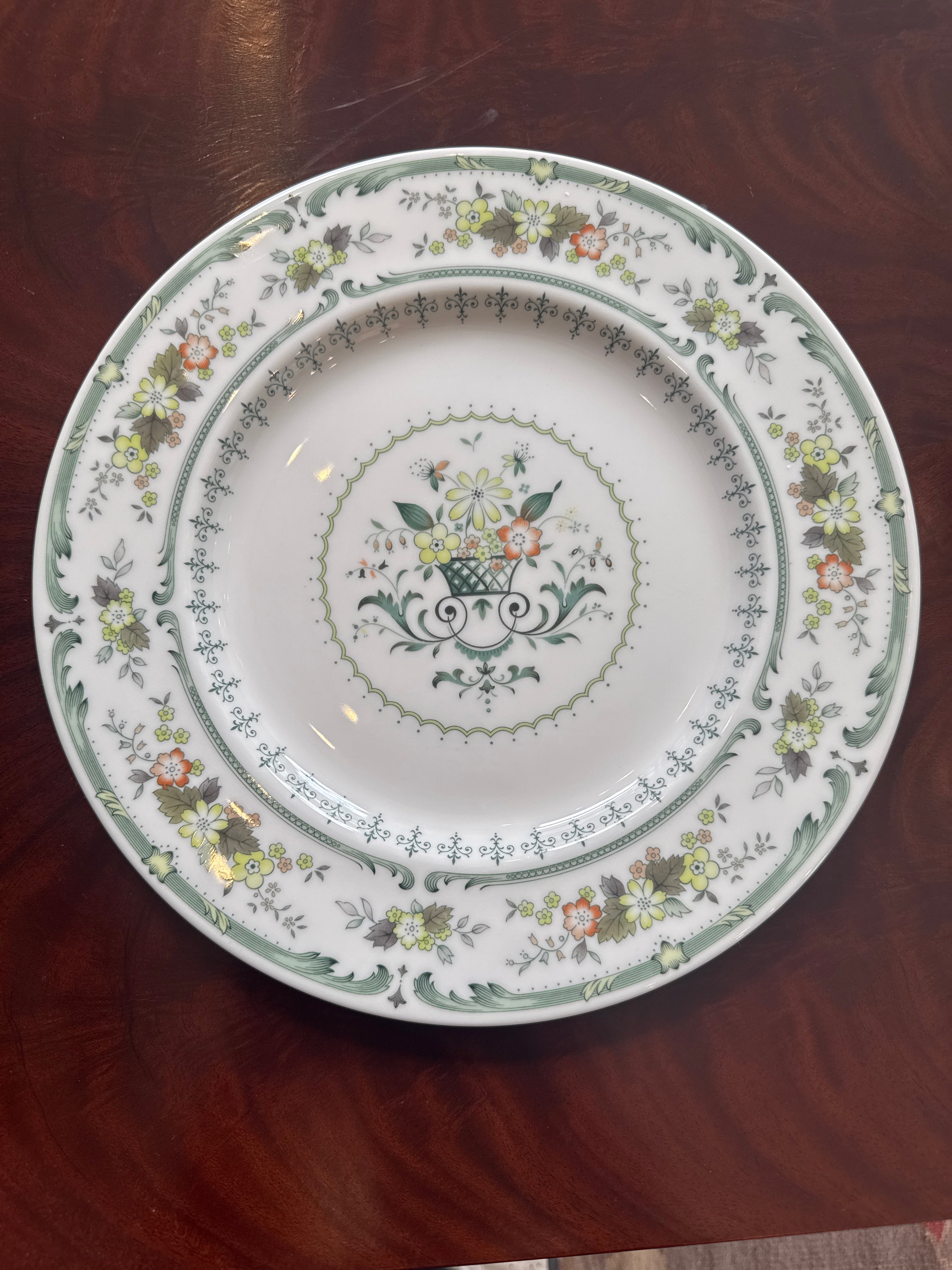 Vaisselle Royal Doulton « Provençal » — Service pour 18