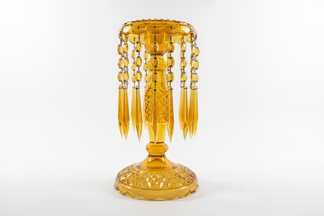 Paire de grands bougeoirs en cristal taillé ambre avec pampilles