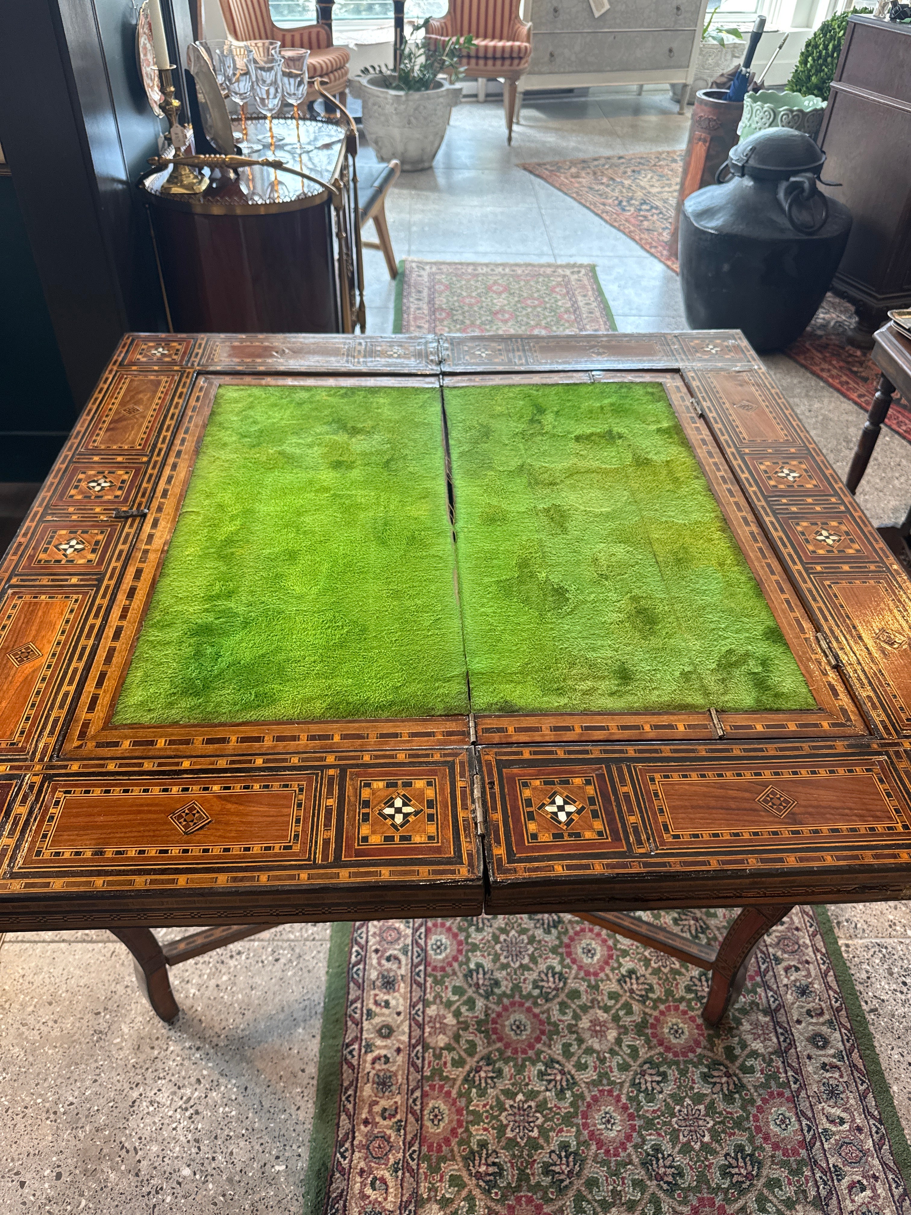 Table de jeux marquetée de Damas ancienne