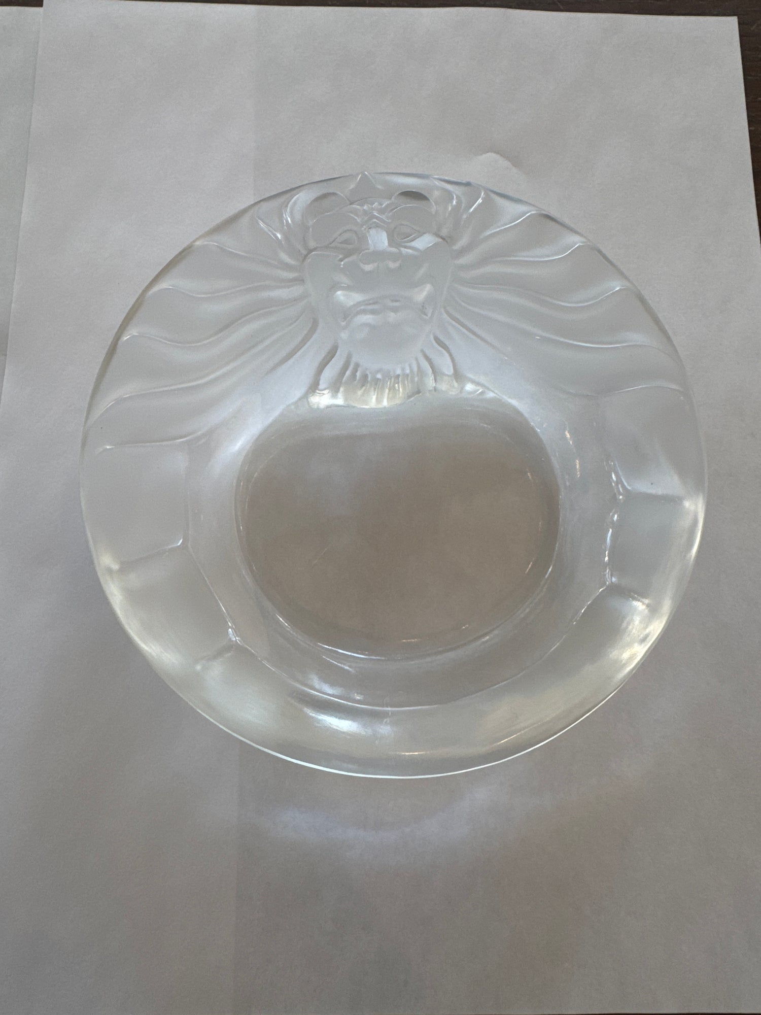 Cendrier carré en cristal Lalique France, motif tête de lion, style Art déco, signé, rare